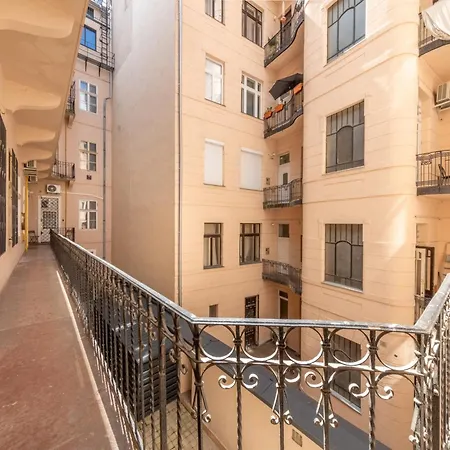 Liana-luxury And Flat Budapest