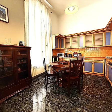 Liana-luxury And Flat Apartamento Budapest